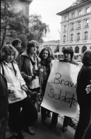 Image of sheet 19800291 photo 2: frtsg. 800290 Frauen für den Frieden protestieren vor dem Bundeshaus gegen 'scharfe Munition' Gerda Hegi Selbstportrait mit Kamera Spiegelungen Bern 1980