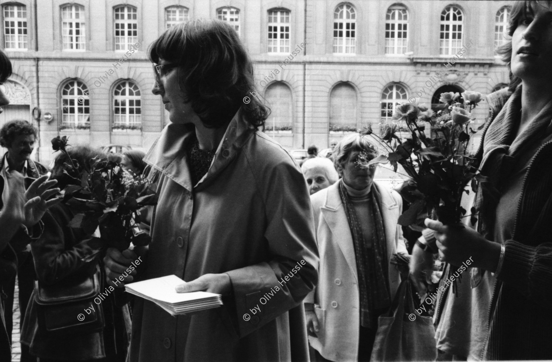 Image of sheet 19800291 photo 20: frtsg. 800290 Frauen für den Frieden protestieren vor dem Bundeshaus gegen 'scharfe Munition' Gerda Hegi Selbstportrait mit Kamera Spiegelungen Bern 1980