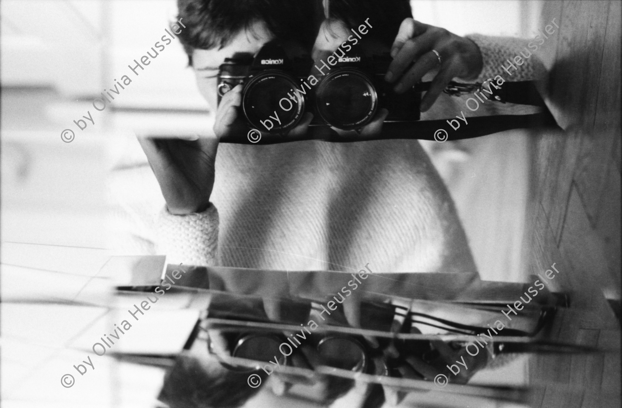 Image of sheet 19800291 photo 33: frtsg. 800290 Frauen für den Frieden protestieren vor dem Bundeshaus gegen 'scharfe Munition' Gerda Hegi Selbstportrait mit Kamera Spiegelungen Bern 1980