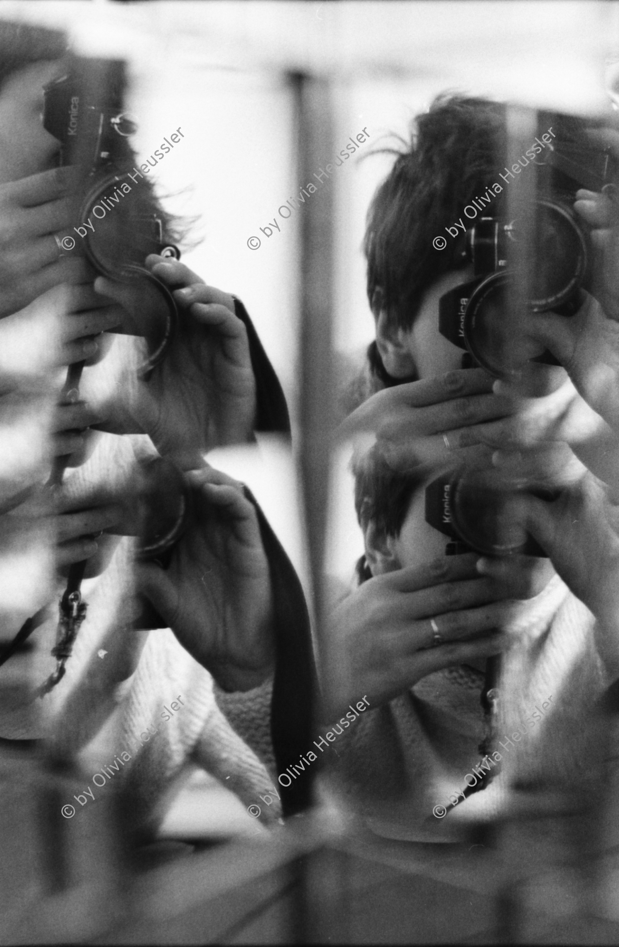 Image of sheet 19800291 photo 36: frtsg. 800290 Frauen für den Frieden protestieren vor dem Bundeshaus gegen 'scharfe Munition' Gerda Hegi Selbstportrait mit Kamera Spiegelungen Bern 1980