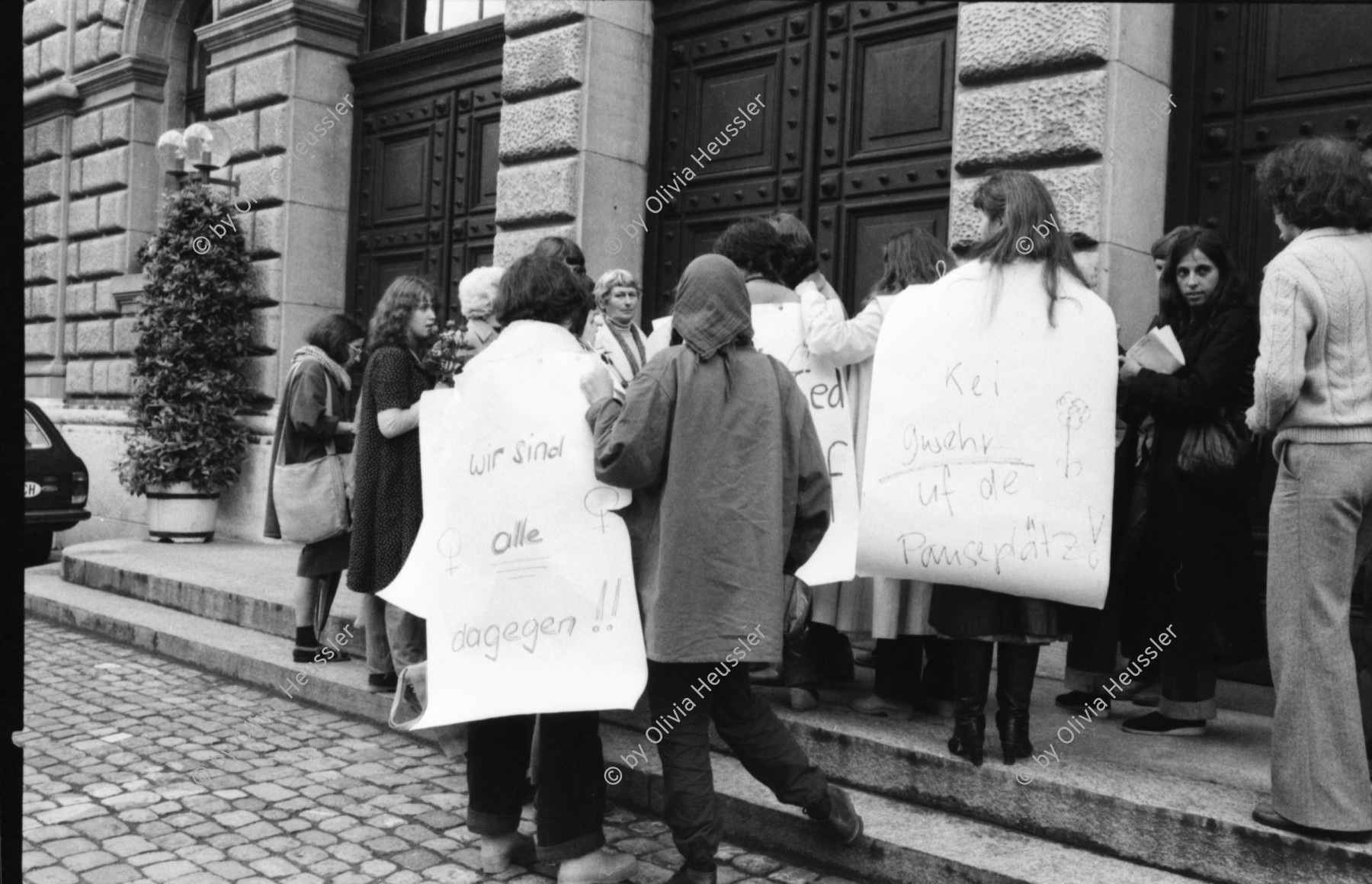 Image of sheet 19800291 photo 7: Frauen für den Frieden protestieren vor dem Bundeshaus gegen scharfe Munition, Bern 1980