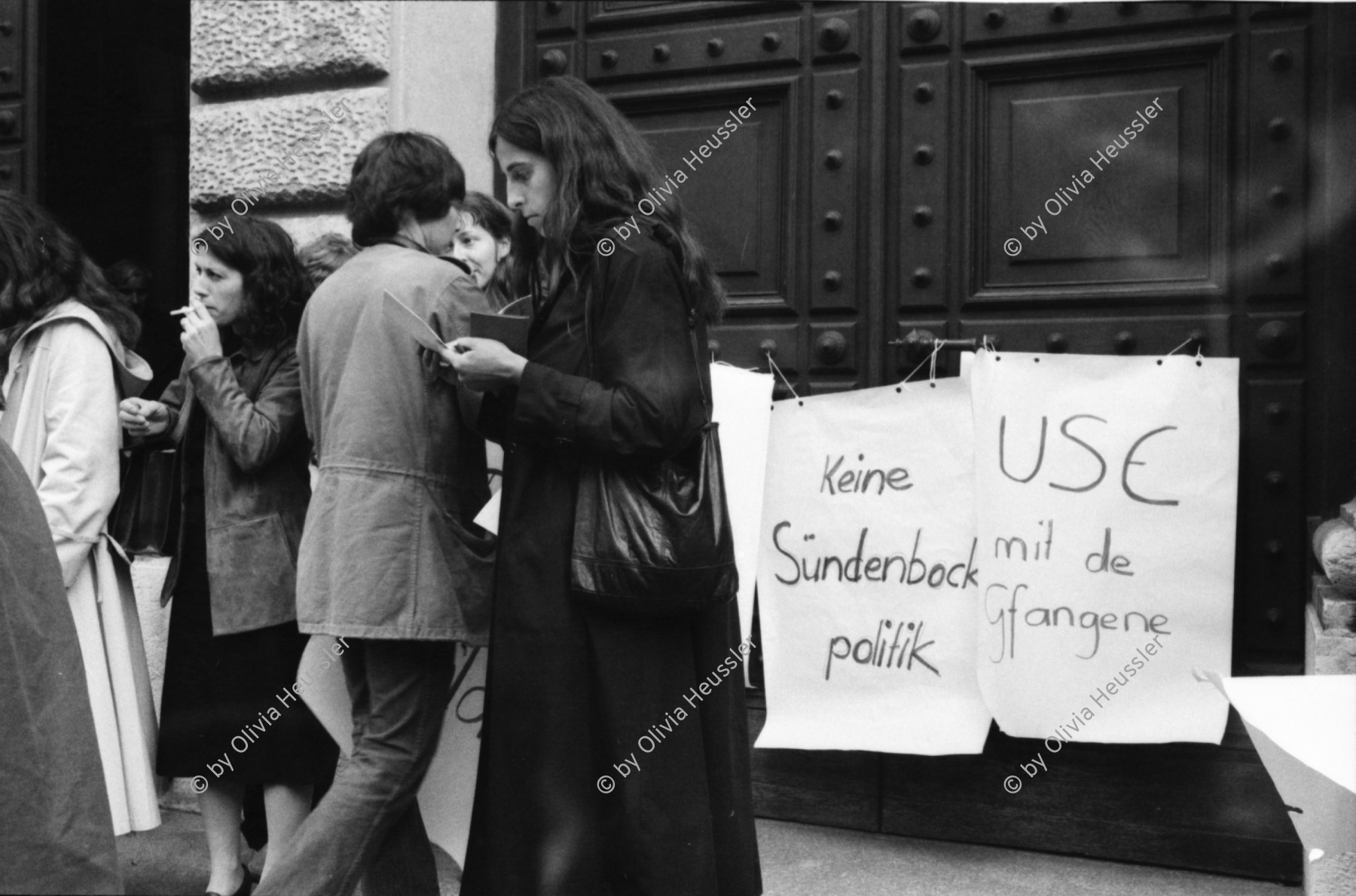 Image of sheet 19800291 photo 9: Frauen für den Frieden protestieren vor dem Bundeshaus gegen scharfe Munition, Bern 1980