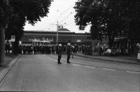 Image of sheet 19800301 photo 1: Vor dem AJZ versammeln sich rund 200 Personen, um für die Einstellung der Strafverfahren zu demonstrieren. Der unbewilligte Demonstrationszug wird von der Polizei aufgelöst: Massive Auseinandersetzungen zwischen den Bewegten und der Polizei, die bis am Sonntagmorgen andauern. Mehr als hundert Personen werden verhaftet.
 einer Besammlung vor dem AJZ für Demo gegen Isolationshaft greifen Polizeigrenadiere die Leute mit Tränengas Einsatz Tränengasnebel. 

Jugendbewegung Bewegig AJZ Zürcher Jugendunruhen Demonstrationen
Zürich youth movement protest 1980