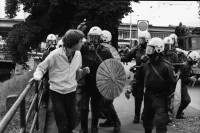 Image of sheet 19800301 photo 10: Vor dem AJZ versammeln sich rund 200 Personen, um für die Einstellung der Strafverfahren zu demonstrieren. Der unbewilligte Demonstrationszug wird von der Polizei aufgelöst: Massive Auseinandersetzungen zwischen den Bewegten und der Polizei, die bis am Sonntagmorgen andauern. Mehr als hundert Personen werden verhaftet. In der folgenden Woche wird in den Medien über das polizeiliche Vorgehen heftig diskutiert.
Das Autonome Jugendzentrum wird ganz mit Tränengas eingeräuchert. Leute kriegen Panik und flüchten auf Dach des AJZ Nach einer Besammlung vor dem AJZ für Demo gegen Isolationshaft greifen Polizeigrenadiere die Leute mit Tränengas Einsatz an. Auch alte Menschen flüchten. Psychoanalytiker und Kunstmaler Fritz Morgenthaler. (Vater von Jan und Marc Morgenthaler ) flüchtet durch Tränengasnebel. Ein Mann versucht mit der Polizei zu verhandeln. 
Titelbild Film Top. UNICEF Wasserwerfer
Jugendbewegung Bewegig AJZ Zürcher Jugendunruhen Demonstrationen
Zürich youth movement protest 1980