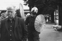 Image of sheet 19800301 photo 11: Vor dem AJZ versammeln sich rund 200 Personen, um für die Einstellung der Strafverfahren zu demonstrieren. Der unbewilligte Demonstrationszug wird von der Polizei aufgelöst: Massive Auseinandersetzungen zwischen den Bewegten und der Polizei, die bis am Sonntagmorgen andauern. Mehr als hundert Personen werden verhaftet. In der folgenden Woche wird in den Medien über das polizeiliche Vorgehen heftig diskutiert.
Leute kriegen Panik und flüchten vor dem AJZ für Demo gegen Isolationshaft greifen Polizeigrenadiere die Leute mit Tränengas Einsatz an. Auch alte Menschen flüchten. durch Tränengasnebel. 
Jugendbewegung Bewegig AJZ Zürcher Jugendunruhen Demonstrationen
Zürich youth movement protest 1980 √