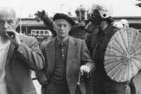 Image of sheet 19800301 photo 12: Vor dem AJZ versammeln sich am 12.7.80 rund 200 Personen, um für die Einstellung der Strafverfahren zu demonstrieren. Der unbewilligte Demonstrationszug wird von der Polizei aufgelöst: Massive Auseinandersetzungen zwischen den Bewegten und der Polizei, die bis am Sonntagmorgen andauern. 124 Personen werden verhaftet. In der folgenden Woche wird in den Medien über das polizeiliche Vorgehen heftig diskutiert.
Nach einer Besammlung vor dem AJZ für Demo gegen Isolationshaft greifen Polizeigrenadiere auch Unbeteiligte und Alte an. 
zürich, youth movement protest 
From: Zürich Sommer 1980