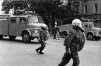Image of sheet 19800301 photo 13: Vor dem AJZ versammeln sich rund 200 Personen, um für die Einstellung der Strafverfahren zu demonstrieren. Der unbewilligte Demonstrationszug wird von der Polizei aufgelöst: Massive Auseinandersetzungen zwischen den Bewegten und der Polizei, die bis am Sonntagmorgen andauern. Mehr als hundert Personen werden verhaftet. In der folgenden Woche wird in den Medien über das polizeiliche Vorgehen heftig diskutiert.
Das Autonome Jugendzentrum wird ganz mit Tränengas eingeräuchert. Leute kriegen Panik und flüchten auf Dach des AJZ Nach einer Besammlung vor dem AJZ für Demo gegen Isolationshaft greifen Polizeigrenadiere die Leute mit Tränengas Einsatz an. Auch alte Menschen flüchten. Psychoanalytiker und Kunstmaler Fritz Morgenthaler. (Vater von Jan und Marc Morgenthaler ) flüchtet durch Tränengasnebel. Ein Mann versucht mit der Polizei zu verhandeln. 
Titelbild Film Top. UNICEF Wasserwerfer
Jugendbewegung Bewegig AJZ Zürcher Jugendunruhen Demonstrationen
Zürich youth movement protest 1980