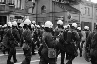 Image of sheet 19800301 photo 14: Vor dem AJZ versammeln sich rund 200 Personen, um für die Einstellung der Strafverfahren zu demonstrieren. Der unbewilligte Demonstrationszug wird von der Polizei aufgelöst: Massive Auseinandersetzungen zwischen den Bewegten und der Polizei, die bis am Sonntagmorgen andauern. Mehr als hundert Personen werden verhaftet. In der folgenden Woche wird in den Medien über das polizeiliche Vorgehen heftig diskutiert.
Das Autonome Jugendzentrum wird ganz mit Tränengas eingeräuchert. Leute kriegen Panik und flüchten auf Dach des AJZ Nach einer Besammlung vor dem AJZ für Demo gegen Isolationshaft greifen Polizeigrenadiere die Leute mit Tränengas Einsatz an. Auch alte Menschen flüchten. Psychoanalytiker und Kunstmaler Fritz Morgenthaler. (Vater von Jan und Marc Morgenthaler ) flüchtet durch Tränengasnebel. Ein Mann versucht mit der Polizei zu verhandeln. 
Titelbild Film Top. UNICEF Wasserwerfer
Jugendbewegung Bewegig AJZ Zürcher Jugendunruhen Demonstrationen
Zürich youth movement protest 1980