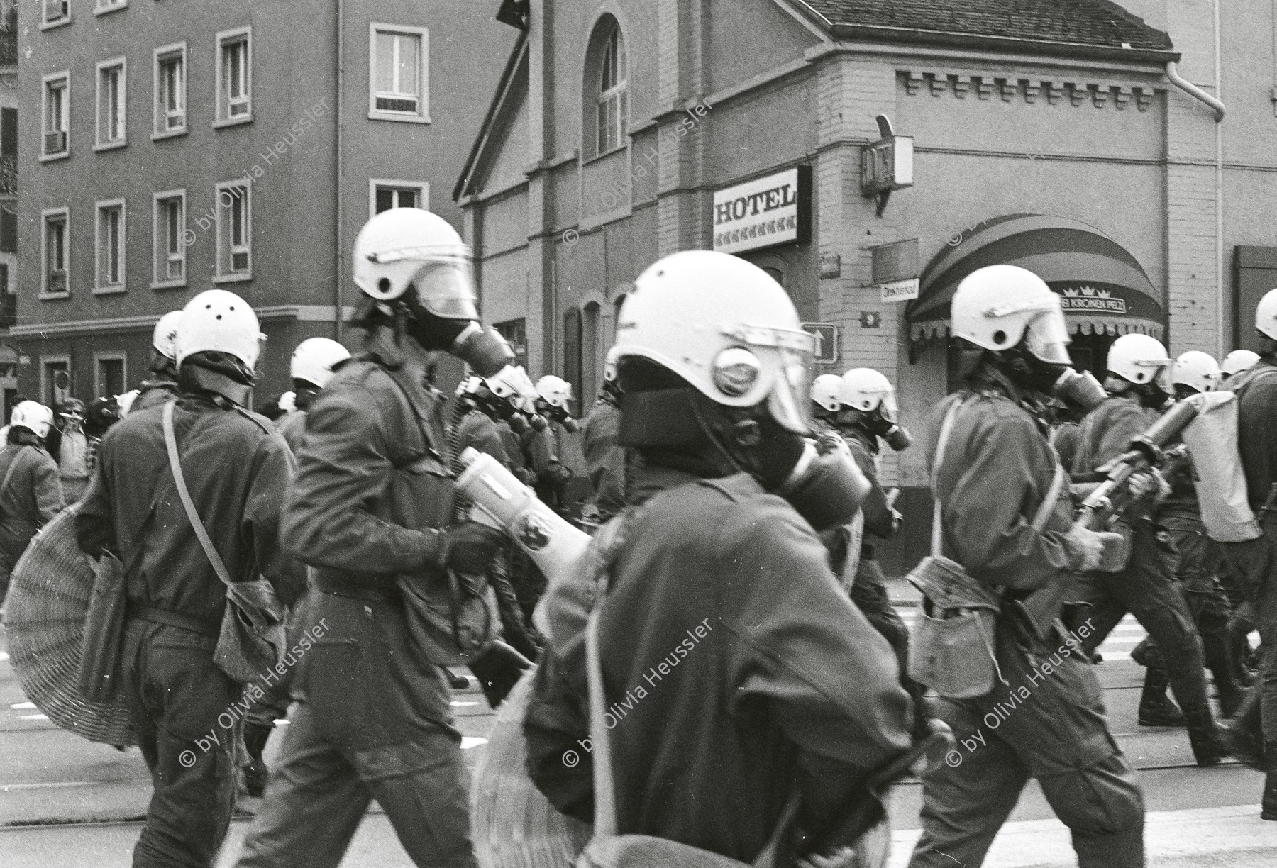 Image of sheet 19800301 photo 15: Vor dem AJZ versammeln sich rund 200 Personen, um für die Einstellung der Strafverfahren zu demonstrieren. Der unbewilligte Demonstrationszug wird von der Polizei aufgelöst: Massive Auseinandersetzungen zwischen den Bewegten und der Polizei, die bis am Sonntagmorgen andauern. Mehr als hundert Personen werden verhaftet.
 einer Besammlung vor dem AJZ für Demo gegen Isolationshaft greifen Polizeigrenadiere die Leute mit Tränengas Einsatz Tränengasnebel. 

Jugendbewegung Bewegig AJZ Zürcher Jugendunruhen Demonstrationen
Zürich youth movement protest 1980