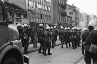 Image of sheet 19800301 photo 17: Vor dem AJZ versammeln sich rund 200 Personen, um für die Einstellung der Strafverfahren zu demonstrieren. Der unbewilligte Demonstrationszug wird von der Polizei aufgelöst: Massive Auseinandersetzungen zwischen den Bewegten und der Polizei, die bis am Sonntagmorgen andauern. Mehr als hundert Personen werden verhaftet.
 einer Besammlung vor dem AJZ für Demo gegen Isolationshaft greifen Polizeigrenadiere die Leute mit Tränengas Einsatz Tränengasnebel. 

Jugendbewegung Bewegig AJZ Zürcher Jugendunruhen Demonstrationen
Zürich youth movement protest 1980