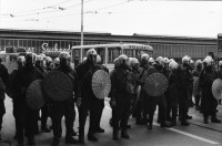 Image of sheet 19800301 photo 2: Vor dem AJZ versammeln sich rund 200 Personen, um für die Einstellung der Strafverfahren zu demonstrieren. Der unbewilligte Demonstrationszug wird von der Polizei aufgelöst: Massive Auseinandersetzungen zwischen den Bewegten und der Polizei, die bis am Sonntagmorgen andauern. Mehr als hundert Personen werden verhaftet.
 einer Besammlung vor dem AJZ für Demo gegen Isolationshaft greifen Polizeigrenadiere die Leute mit Tränengas Einsatz Tränengasnebel. 

Jugendbewegung Bewegig AJZ Zürcher Jugendunruhen Demonstrationen
Zürich youth movement protest 1980