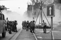Image of sheet 19800301 photo 21: Tränengas Einsatz vor dem Autonomen Jugenzentrum in Zuerich 1980.

Jugendbewegung Bewegig AJZ Zürcher Jugendunruhen Demonstrationen
Zürich youth movement protest