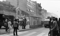 Image of sheet 19800301 photo 24: Vor dem AJZ versammeln sich rund 200 Personen, um für die Einstellung der Strafverfahren zu demonstrieren. Der unbewilligte Demonstrationszug wird von der Polizei aufgelöst: Massive Auseinandersetzungen zwischen den Bewegten und der Polizei, die bis am Sonntagmorgen andauern. Mehr als hundert Personen werden verhaftet. In der folgenden Woche wird in den Medien über das polizeiliche Vorgehen heftig diskutiert.
Das Autonome Jugendzentrum wird ganz mit Tränengas eingeräuchert. Leute kriegen Panik und flüchten auf Dach des AJZ Nach einer Besammlung vor dem AJZ für Demo gegen Isolationshaft greifen Polizeigrenadiere die Leute mit Tränengas Einsatz an. Auch alte Menschen flüchten. Psychoanalytiker und Kunstmaler Fritz Morgenthaler. (Vater von Jan und Marc Morgenthaler ) flüchtet durch Tränengasnebel. Ein Mann versucht mit der Polizei zu verhandeln. 
Titelbild Film Top. UNICEF Wasserwerfer
Jugendbewegung Bewegig AJZ Zürcher Jugendunruhen Demonstrationen
Zürich youth movement protest 1980