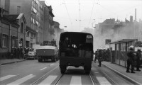 Image of sheet 19800301 photo 25: Vor dem AJZ versammeln sich rund 200 Personen, um für die Einstellung der Strafverfahren zu demonstrieren. Der unbewilligte Demonstrationszug wird von der Polizei aufgelöst: Massive Auseinandersetzungen zwischen den Bewegten und der Polizei, die bis am Sonntagmorgen andauern. Mehr als hundert Personen werden verhaftet. In der folgenden Woche wird in den Medien über das polizeiliche Vorgehen heftig diskutiert.
Das Autonome Jugendzentrum wird ganz mit Tränengas eingeräuchert. Leute kriegen Panik und flüchten auf Dach des AJZ Nach einer Besammlung vor dem AJZ für Demo gegen Isolationshaft greifen Polizeigrenadiere die Leute mit Tränengas Einsatz an. Auch alte Menschen flüchten. Psychoanalytiker und Kunstmaler Fritz Morgenthaler. (Vater von Jan und Marc Morgenthaler ) flüchtet durch Tränengasnebel. Ein Mann versucht mit der Polizei zu verhandeln. 
Titelbild Film Top. UNICEF Wasserwerfer
Jugendbewegung Bewegig AJZ Zürcher Jugendunruhen Demonstrationen
Zürich youth movement protest 1980