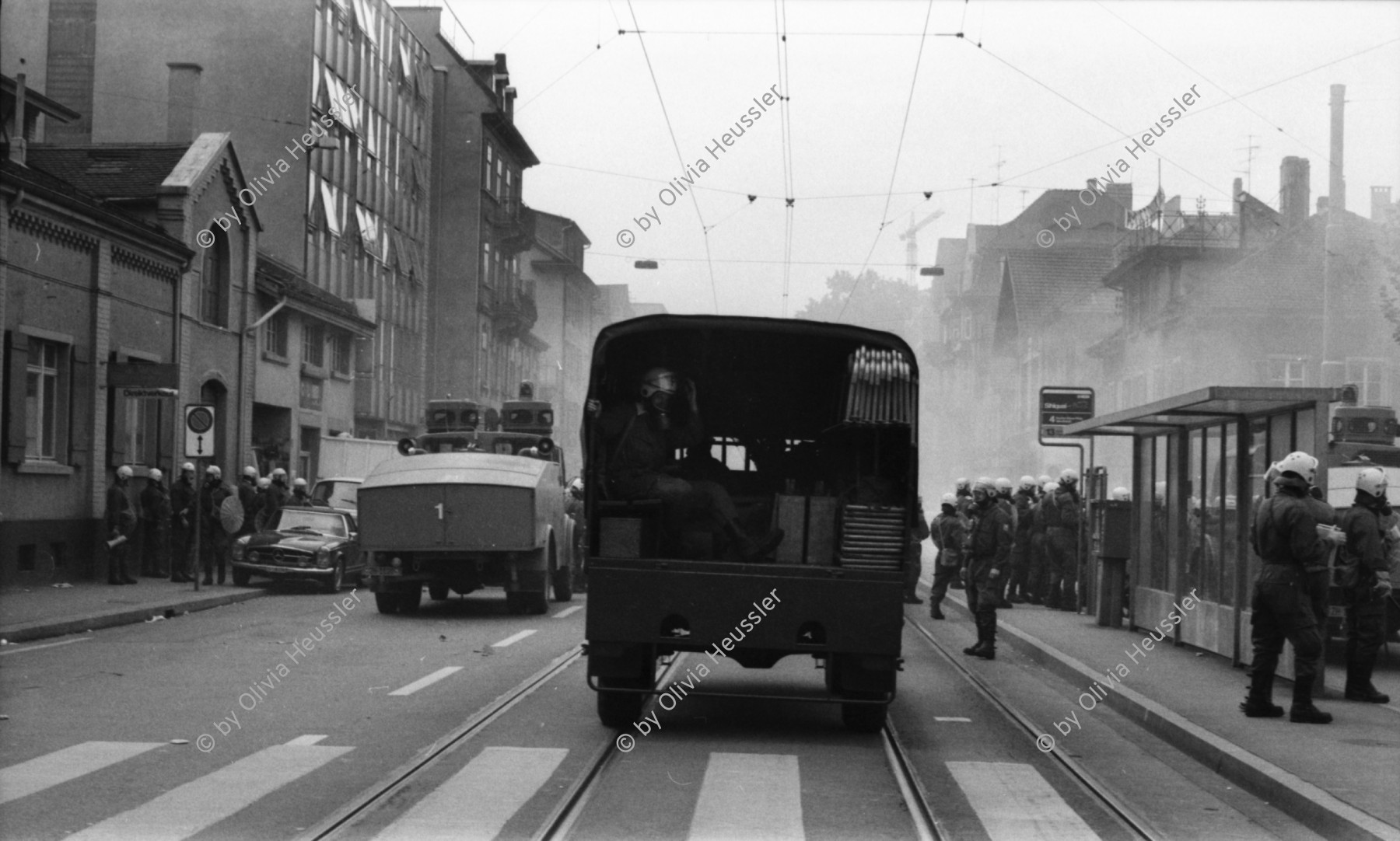 Image of sheet 19800301 photo 25: Vor dem AJZ versammeln sich rund 200 Personen, um für die Einstellung der Strafverfahren zu demonstrieren. Der unbewilligte Demonstrationszug wird von der Polizei aufgelöst: Massive Auseinandersetzungen zwischen den Bewegten und der Polizei, die bis am Sonntagmorgen andauern. Mehr als hundert Personen werden verhaftet. In der folgenden Woche wird in den Medien über das polizeiliche Vorgehen heftig diskutiert.
Das Autonome Jugendzentrum wird ganz mit Tränengas eingeräuchert. Leute kriegen Panik und flüchten auf Dach des AJZ Nach einer Besammlung vor dem AJZ für Demo gegen Isolationshaft greifen Polizeigrenadiere die Leute mit Tränengas Einsatz an. Auch alte Menschen flüchten. Psychoanalytiker und Kunstmaler Fritz Morgenthaler. (Vater von Jan und Marc Morgenthaler ) flüchtet durch Tränengasnebel. Ein Mann versucht mit der Polizei zu verhandeln. 
Titelbild Film Top. UNICEF Wasserwerfer
Jugendbewegung Bewegig AJZ Zürcher Jugendunruhen Demonstrationen
Zürich youth movement protest 1980