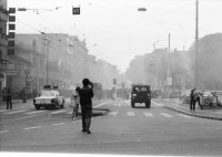 Image of sheet 19800301 photo 26: Vor dem AJZ versammeln sich rund 200 Personen, um für die Einstellung der Strafverfahren zu demonstrieren. Der unbewilligte Demonstrationszug wird von der Polizei aufgelöst: Massive Auseinandersetzungen zwischen den Bewegten und der Polizei, die bis am Sonntagmorgen andauern. Mehr als hundert Personen werden verhaftet. In der folgenden Woche wird in den Medien über das polizeiliche Vorgehen heftig diskutiert.
Das Autonome Jugendzentrum wird ganz mit Tränengas eingeräuchert. Leute kriegen Panik und flüchten auf Dach des AJZ Nach einer Besammlung vor dem AJZ für Demo gegen Isolationshaft greifen Polizeigrenadiere die Leute mit Tränengas Einsatz an. Auch alte Menschen flüchten. Psychoanalytiker und Kunstmaler Fritz Morgenthaler. (Vater von Jan und Marc Morgenthaler ) flüchtet durch Tränengasnebel. Ein Mann versucht mit der Polizei zu verhandeln. 
Titelbild Film Top. UNICEF Wasserwerfer
Jugendbewegung Bewegig AJZ Zürcher Jugendunruhen Demonstrationen
Zürich youth movement protest 1980