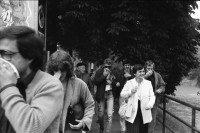 Image of sheet 19800301 photo 28: Vor dem AJZ versammeln sich rund 200 Personen, um für die Einstellung der Strafverfahren zu demonstrieren. Der unbewilligte Demonstrationszug wird von der Polizei aufgelöst: Massive Auseinandersetzungen zwischen den Bewegten und der Polizei, die bis am Sonntagmorgen andauern. Mehr als hundert Personen werden verhaftet.
 einer Besammlung vor dem AJZ für Demo gegen Isolationshaft greifen Polizeigrenadiere die Leute mit Tränengas Einsatz Tränengasnebel. 

Jugendbewegung Bewegig AJZ Zürcher Jugendunruhen Demonstrationen
Zürich youth movement protest 1980