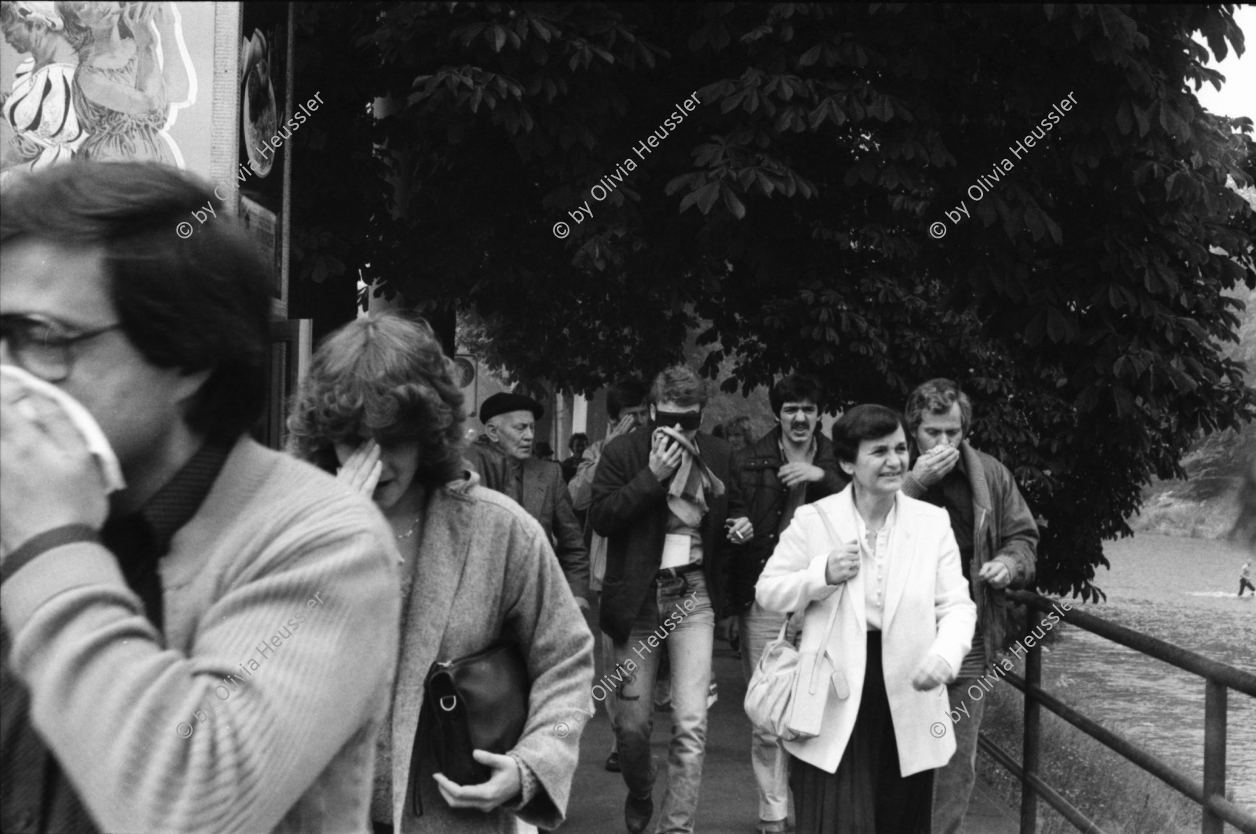 Image of sheet 19800301 photo 28: Vor dem AJZ versammeln sich rund 200 Personen, um für die Einstellung der Strafverfahren zu demonstrieren. Der unbewilligte Demonstrationszug wird von der Polizei aufgelöst: Massive Auseinandersetzungen zwischen den Bewegten und der Polizei, die bis am Sonntagmorgen andauern. Mehr als hundert Personen werden verhaftet.
 einer Besammlung vor dem AJZ für Demo gegen Isolationshaft greifen Polizeigrenadiere die Leute mit Tränengas Einsatz Tränengasnebel. 

Jugendbewegung Bewegig AJZ Zürcher Jugendunruhen Demonstrationen
Zürich youth movement protest 1980