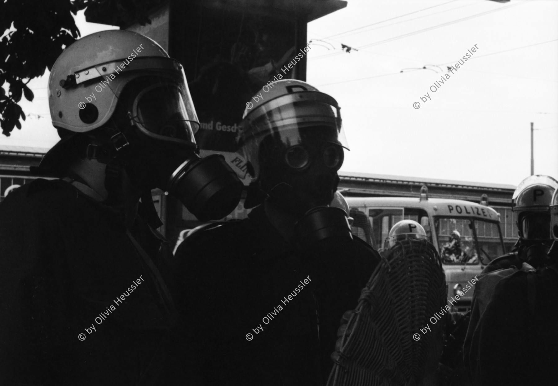 Image of sheet 19800301 photo 3: Vor dem AJZ versammeln sich rund 200 Personen, um für die Einstellung der Strafverfahren zu demonstrieren. Der unbewilligte Demonstrationszug wird von der Polizei aufgelöst: Massive Auseinandersetzungen zwischen den Bewegten und der Polizei, die bis am Sonntagmorgen andauern. Mehr als hundert Personen werden verhaftet. In der folgenden Woche wird in den Medien über das polizeiliche Vorgehen heftig diskutiert.
Das Autonome Jugendzentrum wird ganz mit Tränengas eingeräuchert. Leute kriegen Panik und flüchten auf Dach des AJZ Nach einer Besammlung vor dem AJZ für Demo gegen Isolationshaft greifen Polizeigrenadiere die Leute mit Tränengas Einsatz an. Auch alte Menschen flüchten. Psychoanalytiker und Kunstmaler Fritz Morgenthaler. (Vater von Jan und Marc Morgenthaler ) flüchtet durch Tränengasnebel. Ein Mann versucht mit der Polizei zu verhandeln. 
Titelbild Film Top. UNICEF Wasserwerfer
Jugendbewegung Bewegig AJZ Zürcher Jugendunruhen Demonstrationen
Zürich youth movement protest 1980