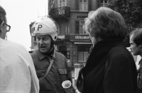 Image of sheet 19800301 photo 30: Vor dem AJZ versammeln sich rund 200 Personen, um für die Einstellung der Strafverfahren zu demonstrieren. Der unbewilligte Demonstrationszug wird von der Polizei aufgelöst: Massive Auseinandersetzungen zwischen den Bewegten und der Polizei, die bis am Sonntagmorgen andauern. Mehr als hundert Personen werden verhaftet.
 einer Besammlung vor dem AJZ für Demo gegen Isolationshaft greifen Polizeigrenadiere die Leute mit Tränengas Einsatz Tränengasnebel. 

Jugendbewegung Bewegig AJZ Zürcher Jugendunruhen Demonstrationen
Zürich youth movement protest 1980