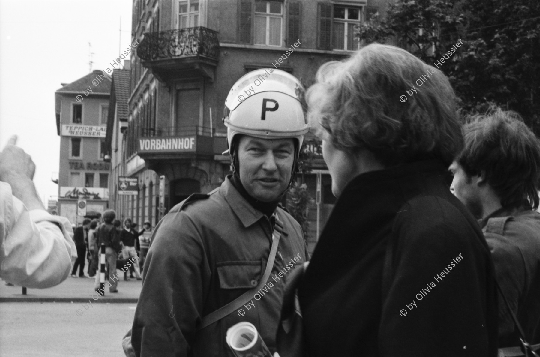 Image of sheet 19800301 photo 31: Vor dem AJZ versammeln sich rund 200 Personen, um für die Einstellung der Strafverfahren zu demonstrieren. Der unbewilligte Demonstrationszug wird von der Polizei aufgelöst: Massive Auseinandersetzungen zwischen den Bewegten und der Polizei, die bis am Sonntagmorgen andauern. Mehr als hundert Personen werden verhaftet. In der folgenden Woche wird in den Medien über das polizeiliche Vorgehen heftig diskutiert.
Das Autonome Jugendzentrum wird ganz mit Tränengas eingeräuchert. Leute kriegen Panik und flüchten auf Dach des AJZ Nach einer Besammlung vor dem AJZ für Demo gegen Isolationshaft greifen Polizeigrenadiere die Leute mit Tränengas Einsatz an. Auch alte Menschen flüchten. Psychoanalytiker und Kunstmaler Fritz Morgenthaler. (Vater von Jan und Marc Morgenthaler ) flüchtet durch Tränengasnebel. Ein Mann versucht mit der Polizei zu verhandeln. 
Titelbild Film Top. UNICEF Wasserwerfer
Jugendbewegung Bewegig AJZ Zürcher Jugendunruhen Demonstrationen
Zürich youth movement protest 1980