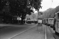 Image of sheet 19800301 photo 32: Vor dem AJZ versammeln sich rund 200 Personen, um für die Einstellung der Strafverfahren zu demonstrieren. Der unbewilligte Demonstrationszug wird von der Polizei aufgelöst: Massive Auseinandersetzungen zwischen den Bewegten und der Polizei, die bis am Sonntagmorgen andauern. Mehr als hundert Personen werden verhaftet. In der folgenden Woche wird in den Medien über das polizeiliche Vorgehen heftig diskutiert.
Das Autonome Jugendzentrum wird ganz mit Tränengas eingeräuchert. Leute kriegen Panik und flüchten auf Dach des AJZ Nach einer Besammlung vor dem AJZ für Demo gegen Isolationshaft greifen Polizeigrenadiere die Leute mit Tränengas Einsatz an. Auch alte Menschen flüchten. Psychoanalytiker und Kunstmaler Fritz Morgenthaler. (Vater von Jan und Marc Morgenthaler ) flüchtet durch Tränengasnebel. Ein Mann versucht mit der Polizei zu verhandeln. 
Titelbild Film Top. UNICEF Wasserwerfer
Jugendbewegung Bewegig AJZ Zürcher Jugendunruhen Demonstrationen
Zürich youth movement protest 1980