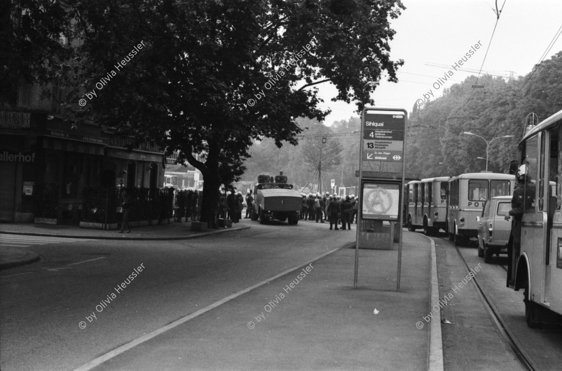 Image of sheet 19800301 photo 32: Vor dem AJZ versammeln sich rund 200 Personen, um für die Einstellung der Strafverfahren zu demonstrieren. Der unbewilligte Demonstrationszug wird von der Polizei aufgelöst: Massive Auseinandersetzungen zwischen den Bewegten und der Polizei, die bis am Sonntagmorgen andauern. Mehr als hundert Personen werden verhaftet. In der folgenden Woche wird in den Medien über das polizeiliche Vorgehen heftig diskutiert.
Das Autonome Jugendzentrum wird ganz mit Tränengas eingeräuchert. Leute kriegen Panik und flüchten auf Dach des AJZ Nach einer Besammlung vor dem AJZ für Demo gegen Isolationshaft greifen Polizeigrenadiere die Leute mit Tränengas Einsatz an. Auch alte Menschen flüchten. Psychoanalytiker und Kunstmaler Fritz Morgenthaler. (Vater von Jan und Marc Morgenthaler ) flüchtet durch Tränengasnebel. Ein Mann versucht mit der Polizei zu verhandeln. 
Titelbild Film Top. UNICEF Wasserwerfer
Jugendbewegung Bewegig AJZ Zürcher Jugendunruhen Demonstrationen
Zürich youth movement protest 1980