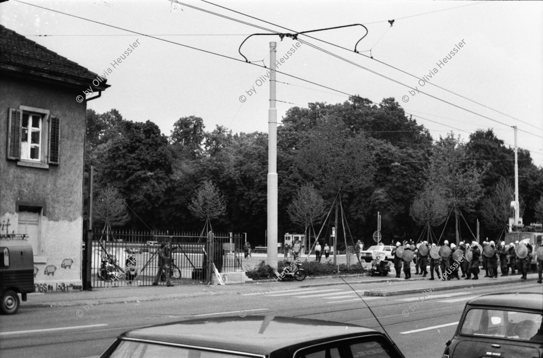 Image of sheet 19800301 photo 33: Vor dem AJZ versammeln sich rund 200 Personen, um für die Einstellung der Strafverfahren zu demonstrieren. Der unbewilligte Demonstrationszug wird von der Polizei aufgelöst: Massive Auseinandersetzungen zwischen den Bewegten und der Polizei, die bis am Sonntagmorgen andauern. Mehr als hundert Personen werden verhaftet.
 einer Besammlung vor dem AJZ für Demo gegen Isolationshaft greifen Polizeigrenadiere die Leute mit Tränengas Einsatz Tränengasnebel. 

Jugendbewegung Bewegig AJZ Zürcher Jugendunruhen Demonstrationen
Zürich youth movement protest 1980