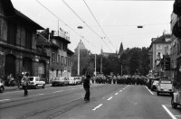 Image of sheet 19800301 photo 34: Vor dem AJZ versammeln sich rund 200 Personen, um für die Einstellung der Strafverfahren zu demonstrieren. Der unbewilligte Demonstrationszug wird von der Polizei aufgelöst: Massive Auseinandersetzungen zwischen den Bewegten und der Polizei, die bis am Sonntagmorgen andauern. Mehr als hundert Personen werden verhaftet.
 einer Besammlung vor dem AJZ für Demo gegen Isolationshaft greifen Polizeigrenadiere die Leute mit Tränengas Einsatz Tränengasnebel. 

Jugendbewegung Bewegig AJZ Zürcher Jugendunruhen Demonstrationen
Zürich youth movement protest 1980