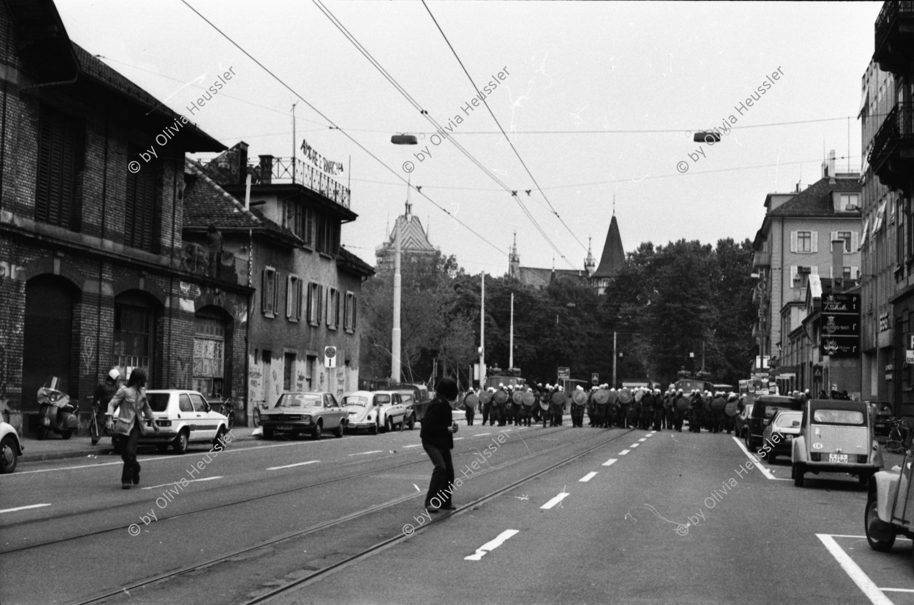 Image of sheet 19800301 photo 34: Vor dem AJZ versammeln sich rund 200 Personen, um für die Einstellung der Strafverfahren zu demonstrieren. Der unbewilligte Demonstrationszug wird von der Polizei aufgelöst: Massive Auseinandersetzungen zwischen den Bewegten und der Polizei, die bis am Sonntagmorgen andauern. Mehr als hundert Personen werden verhaftet.
 einer Besammlung vor dem AJZ für Demo gegen Isolationshaft greifen Polizeigrenadiere die Leute mit Tränengas Einsatz Tränengasnebel. 

Jugendbewegung Bewegig AJZ Zürcher Jugendunruhen Demonstrationen
Zürich youth movement protest 1980