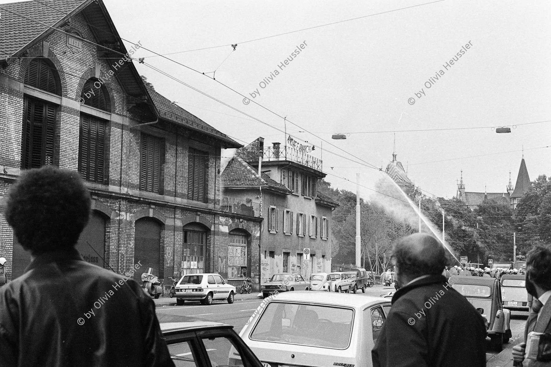 Image of sheet 19800301 photo 35: Nach einer Besammlung vor dem AJZ für Demo gegen Isolationshaft (?) greifen Polizeigrenadiere die Leute mit einem Tränengas Einsatz an.
Zürich youth movement protest 1980 √