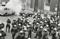Image of sheet 19800301 photo 37: Nach einer Besammlung vor dem AJZ an der Limmatstrasse für Demo gegen Isolationshaft
greifen Polizeigrenadiere die Leute mit Tränengas Einsatz an.
Jugendunruhen Unruhen Jugendrevolte Bewegung Jugendbewegung
Zürich youth movement 1980 √