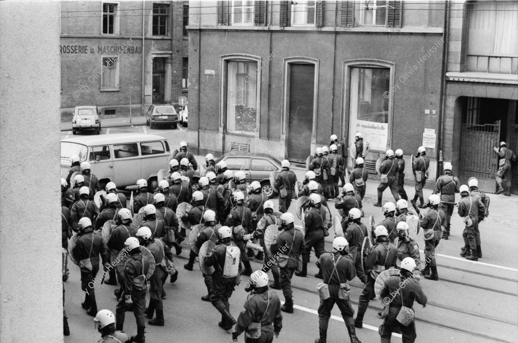 Image of sheet 19800301 photo 38: Vor dem AJZ versammeln sich rund 200 Personen, um für die Einstellung der Strafverfahren zu demonstrieren. Der unbewilligte Demonstrationszug wird von der Polizei aufgelöst: Massive Auseinandersetzungen zwischen den Bewegten und der Polizei, die bis am Sonntagmorgen andauern. Mehr als hundert Personen werden verhaftet.
 einer Besammlung vor dem AJZ für Demo gegen Isolationshaft greifen Polizeigrenadiere die Leute mit Tränengas Einsatz Tränengasnebel. 

Jugendbewegung Bewegig AJZ Zürcher Jugendunruhen Demonstrationen
Zürich youth movement protest 1980