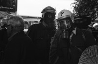 Image of sheet 19800301 photo 5: Vor dem AJZ versammeln sich rund 200 Personen, um für die Einstellung der Strafverfahren zu demonstrieren. Der unbewilligte Demonstrationszug wird von der Polizei aufgelöst: Massive Auseinandersetzungen zwischen den Bewegten und der Polizei, die bis am Sonntagmorgen andauern. Mehr als hundert Personen werden verhaftet. In der folgenden Woche wird in den Medien über das polizeiliche Vorgehen heftig diskutiert.
Das Autonome Jugendzentrum wird ganz mit Tränengas eingeräuchert. Leute kriegen Panik und flüchten auf Dach des AJZ Nach einer Besammlung vor dem AJZ für Demo gegen Isolationshaft greifen Polizeigrenadiere die Leute mit Tränengas Einsatz an. Auch alte Menschen flüchten. Psychoanalytiker und Kunstmaler Fritz Morgenthaler. (Vater von Jan und Marc Morgenthaler ) flüchtet durch Tränengasnebel. Ein Mann versucht mit der Polizei zu verhandeln. 
Titelbild Film Top. UNICEF Wasserwerfer
Jugendbewegung Bewegig AJZ Zürcher Jugendunruhen Demonstrationen
Zürich youth movement protest 1980