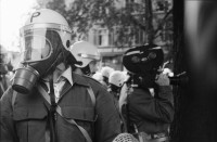 Image of sheet 19800301 photo 6: Vor dem AJZ versammeln sich rund 200 Personen, um für die Einstellung der Strafverfahren zu demonstrieren. Der unbewilligte Demonstrationszug wird von der Polizei aufgelöst: Massive Auseinandersetzungen zwischen den Bewegten und der Polizei, die bis am Sonntagmorgen andauern. Mehr als hundert Personen werden verhaftet.
 einer Besammlung vor dem AJZ für Demo gegen Isolationshaft greifen Polizeigrenadiere die Leute mit Tränengas Einsatz Tränengasnebel. 

Jugendbewegung Bewegig AJZ Zürcher Jugendunruhen Demonstrationen
Zürich youth movement protest 1980
Beamter filmt Kamera analog