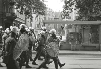 Image of sheet 19800301 photo 7: Nach einer Besammlung vor dem AJZ für Demo gegen Isolationshaft greifen Polizeigrenadiere die Leute mit Tränengas Einsatz an. Limmatstrasse 
Zürich youth movement protest 1980 √ vbz Haltestelle Billetautomat