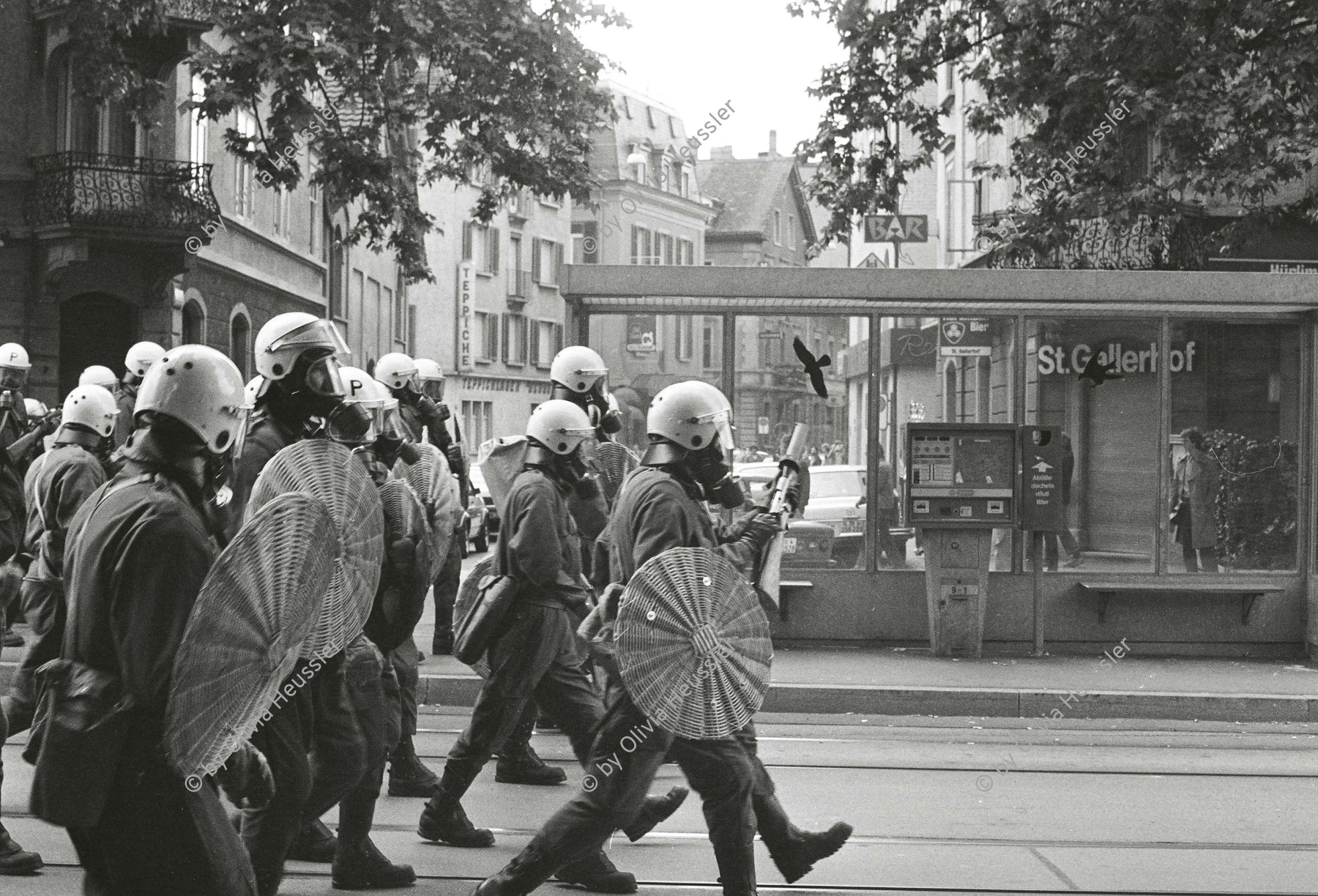 Image of sheet 19800301 photo 7: Nach einer Besammlung vor dem AJZ für Demo gegen Isolationshaft greifen Polizeigrenadiere die Leute mit Tränengas Einsatz an. Limmatstrasse 
Zürich youth movement protest 1980 √ vbz Haltestelle Billetautomat