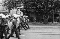 Image of sheet 19800301 photo 8: Vor dem AJZ versammeln sich rund 200 Personen, um für die Einstellung der Strafverfahren zu demonstrieren. Der unbewilligte Demonstrationszug wird von der Polizei aufgelöst: Massive Auseinandersetzungen zwischen den Bewegten und der Polizei, die bis am Sonntagmorgen andauern. Mehr als hundert Personen werden verhaftet. In der folgenden Woche wird in den Medien über das polizeiliche Vorgehen heftig diskutiert.
Das Autonome Jugendzentrum wird ganz mit Tränengas eingeräuchert. Leute kriegen Panik und flüchten auf Dach des AJZ Nach einer Besammlung vor dem AJZ für Demo gegen Isolationshaft greifen Polizeigrenadiere die Leute mit Tränengas Einsatz an. Auch alte Menschen flüchten.
Titelbild Film Top. UNICEF Wasserwerfer
Jugendbewegung Bewegig AJZ Zürcher Jugendunruhen Demonstrationen
Zürich youth movement protest 1980