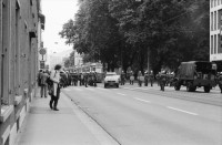 Image of sheet 19800302 photo 0: Polizei Grenadiere vor dem Autonomen Jugendzentrum AJZ, Zuerich 1980.

Jugendbewegung Bewegig Zürcher Jugendunruhen Demonstrationen
Zürich youth movement protest