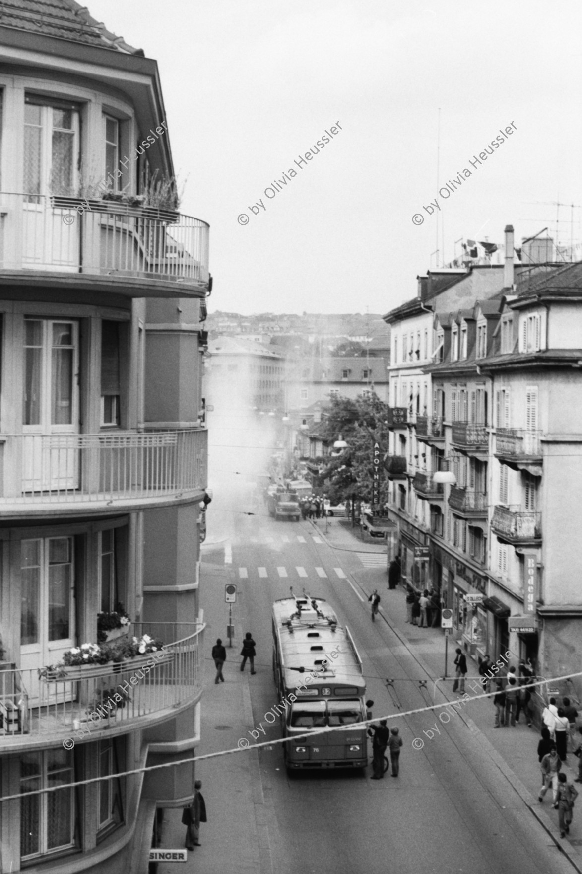 Image of sheet 19800302 photo 10: Traenengasnebel und VBZ Bus Nr. 32 in der Langstrasse, Zuerich 1980.