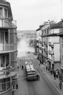 Image of sheet 19800302 photo 11: Traenengasnebel und VBZ Bus Nr. 32 in der Langstrasse, Zuerich 1980.