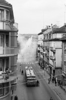 Image of sheet 19800302 photo 13: Langstrasse von einem Balkon aufgenommen. Weit und breit keine Demonstration aber Polizei. Tränengas VBZ Bus gestoppt.
Teargas Police public transport

Jugendbewegung Bewegig AJZ Zürcher Jugendunruhen Demonstrationen
Zürich youth movement protest 1980 √ Kreis fünf 5
copyright by 1980, Olivia Heussler / www.clic.li