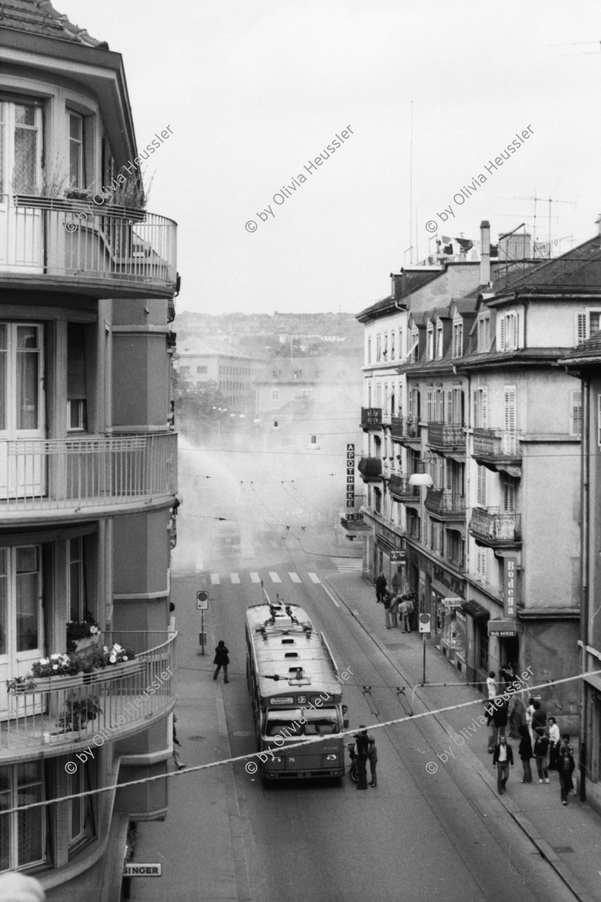 Image of sheet 19800302 photo 14: Traenengas Nebel und VBZ Bus Nr. 32 in der Langstrasse, Zuerich 1980.