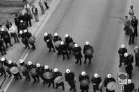 Image of sheet 19800302 photo 16: Langstrasse von einem Balkon aufgenommen. Polizei grenadiere Police Weit und breit keine Demonstration
Jugendbewegung Bewegig AJZ Zürcher Jugendunruhen Demonstrationen
Zürich youth movement protest 1980 √ Kreis fünf 5
copyright by 1980, Olivia Heussler / www.clic.li