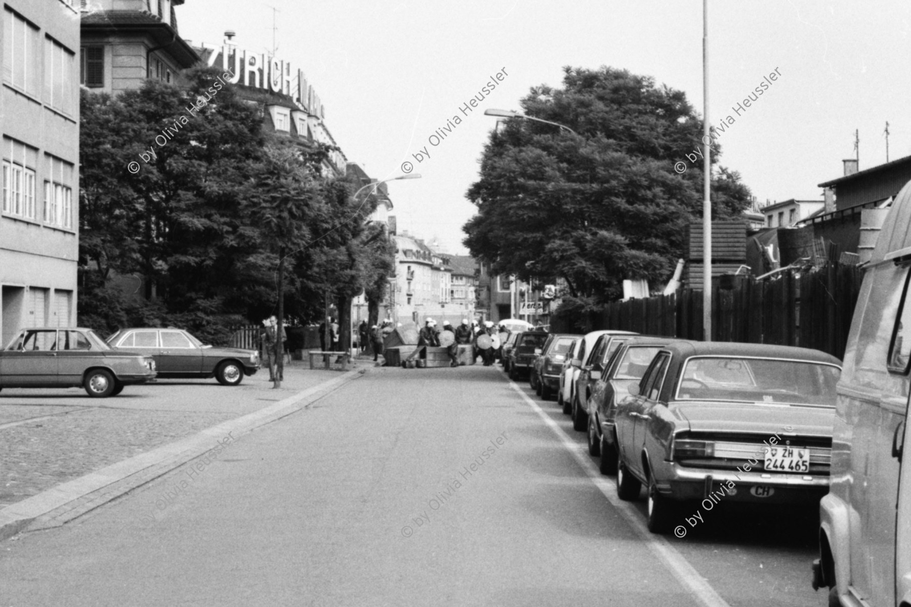 Image of sheet 19800302 photo 17: Die Polizei raeumt eine Barrikade an der Zollstrasse, Zuerich 1980.