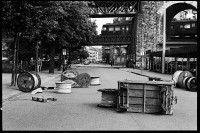 Image of sheet 19800302 photo 19: Barrikade unter Eisenbahnbrücke des Viadukt, Zuerich 1980.
Kreis fünf 5 Schweiz Switzerland 
Jugendbewegung Bewegig Zürcher Jugendunruhen Demonstrationen
Zürich youth movement protest 

Aus: Zürich, Sommer 1980 p.53
