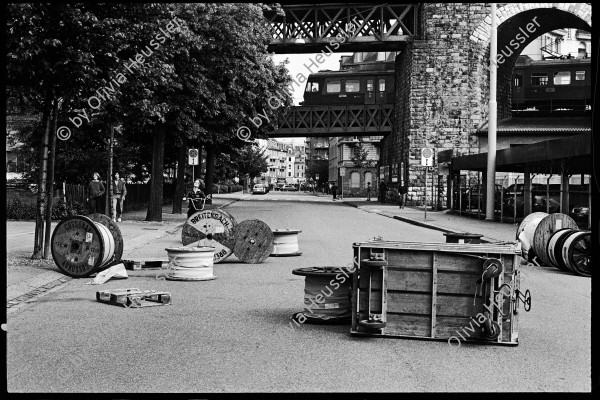 Image of sheet 19800302 photo 19: Barrikade unter Eisenbahnbrücke des Viadukt, Zuerich 1980.
Kreis fünf 5 Schweiz Switzerland 
Jugendbewegung Bewegig Zürcher Jugendunruhen Demonstrationen
Zürich youth movement protest 

Aus: Zürich, Sommer 1980 p.53