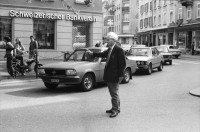 Image of sheet 19800302 photo 20: Mann regelt Verkehr an der Langstrasse und Limmatstrasse am Limmatplatz in Zürich während einer Demonstration.

Jugendbewegung Bewegig AJZ Zürcher Jugendunruhen Demonstrationen
Zürich youth movement protest 1980