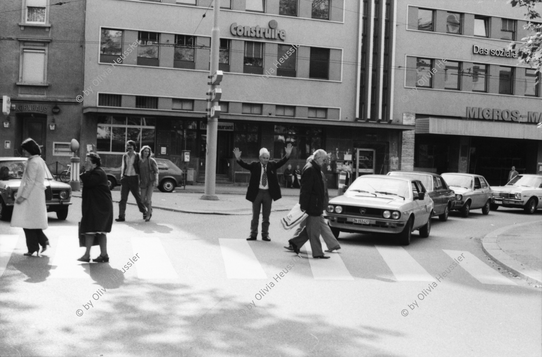 Image of sheet 19800302 photo 22: Mann regelt Verkehr an der Langstrasse und Limmatstrasse am Limmatplatz in Zürich während einer Demonstration.

Jugendbewegung Bewegig AJZ Zürcher Jugendunruhen Demonstrationen
Zürich youth movement protest 1980