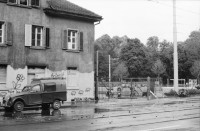 Image of sheet 19800302 photo 25: Vor dem Autonomen Jugendzentrum AJZ während den Zürcher Jugendunruhen.
Jugendbewegung Bewegig  
Zürich youth movement protest 1980